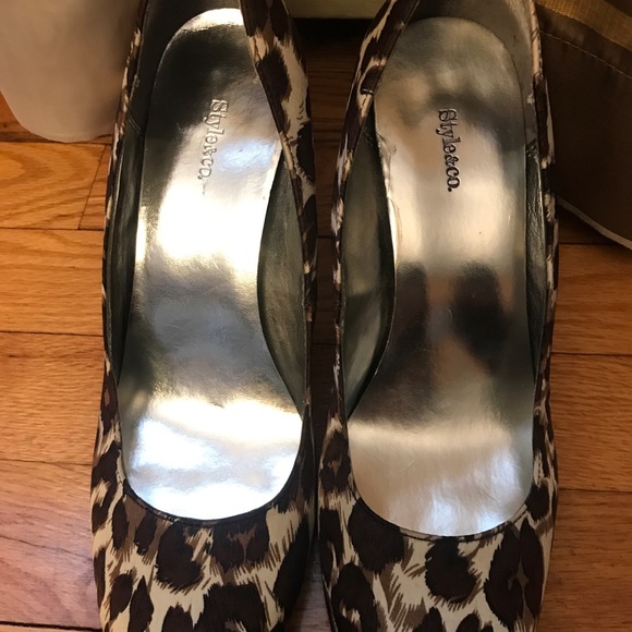 Women’s Leopard Print Heels - Picture 3 of 5